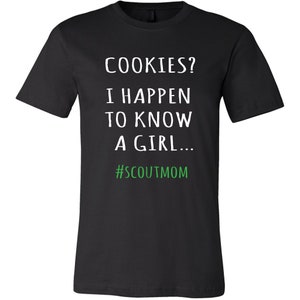 Koekjes? T-shirt I Happen To Know A Girl - shirt padvinder moeder, shirt koekjesdealer, shirt koekjesdeal, seizoen koekje, T-shirt scout moeder afbeelding 2