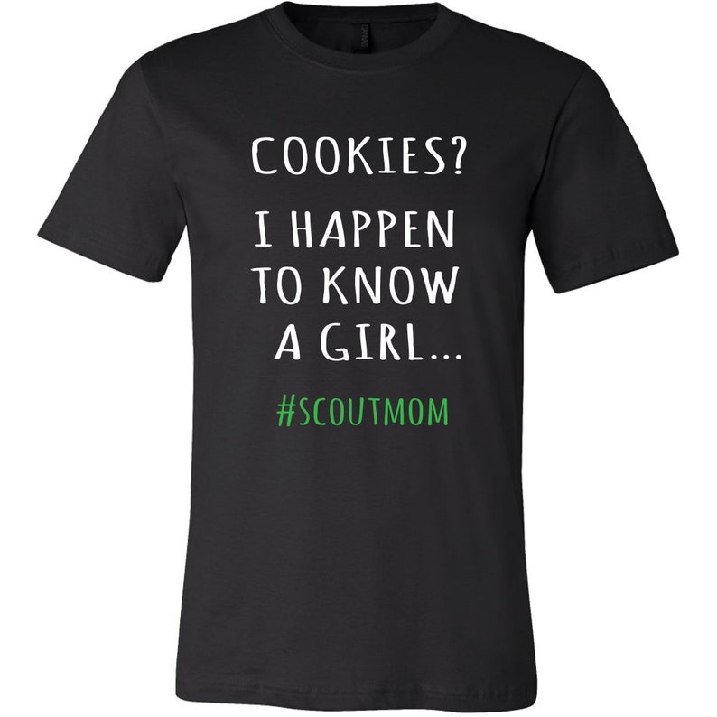Koekjes? T-shirt I Happen To Know A Girl - shirt padvinder moeder, shirt koekjesdealer, shirt koekjesdeal, seizoen koekje, T-shirt scout moeder afbeelding 2