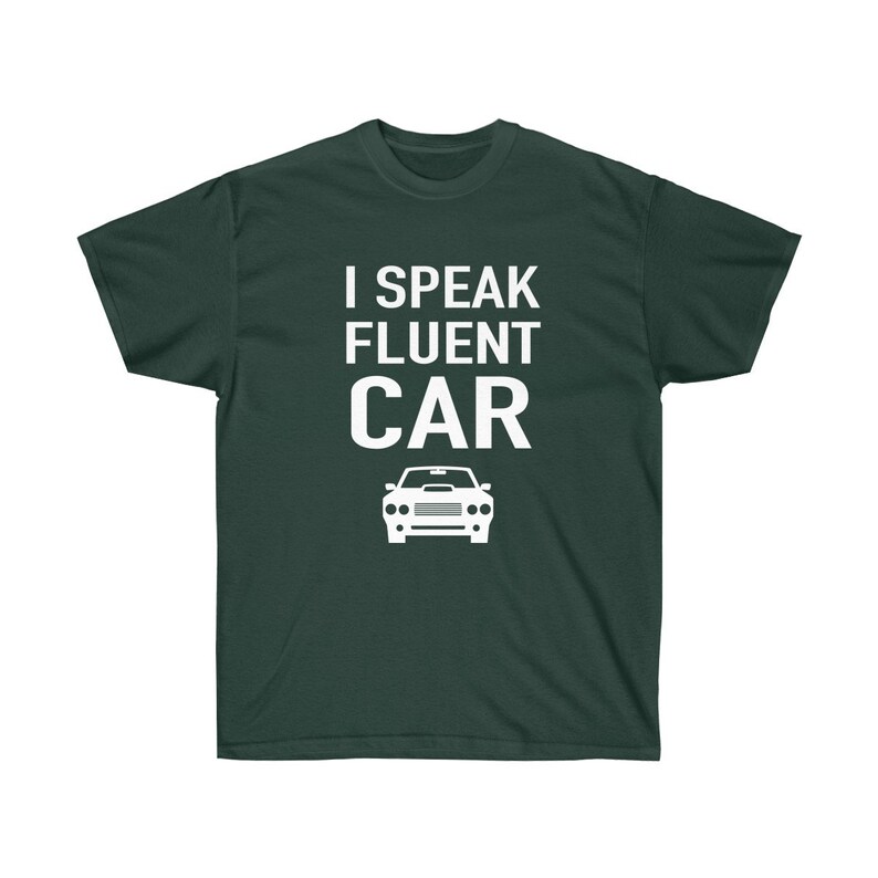 K&ouml;nnte beinhalten: Dunkelgr&uuml;nes T-Shirt mit dem wei&szlig;en Text "I SPEAK FLUENT CAR" und einer wei&szlig;en Autografik. Das T-Shirt ist einfarbig und hat einen Rundhalsausschnitt.