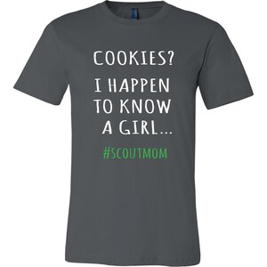 Koekjes? T-shirt I Happen To Know A Girl - shirt padvinder moeder, shirt koekjesdealer, shirt koekjesdeal, seizoen koekje, T-shirt scout moeder afbeelding 4