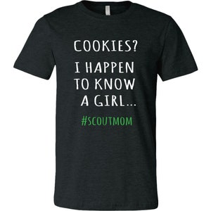 Koekjes? T-shirt I Happen To Know A Girl - shirt padvinder moeder, shirt koekjesdealer, shirt koekjesdeal, seizoen koekje, T-shirt scout moeder afbeelding 6