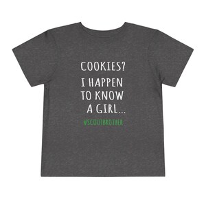 Maglietta per bambini piccoli con scritta "Fratello delle Girl Scout", biscotti? Conosco una ragazza immagine 4