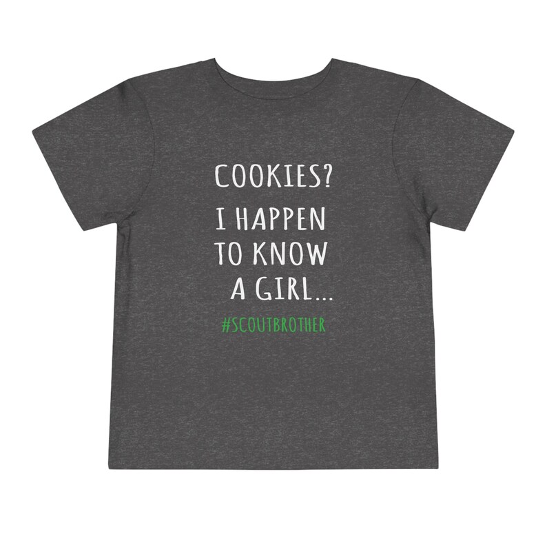 Maglietta per bambini piccoli con scritta "Fratello delle Girl Scout", biscotti? Conosco una ragazza immagine 4