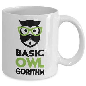 Puede incluir: Taza de cer&aacute;mica blanca con un b&uacute;ho negro y verde con gafas y el texto "BASIC OWL GORITHM".
