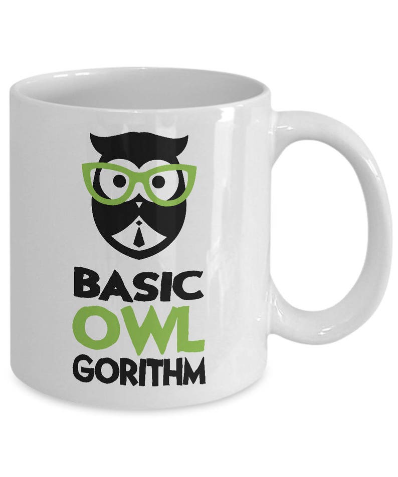 Puede incluir: Taza de cer&aacute;mica blanca con un b&uacute;ho negro y verde con gafas y el texto "BASIC OWL GORITHM".