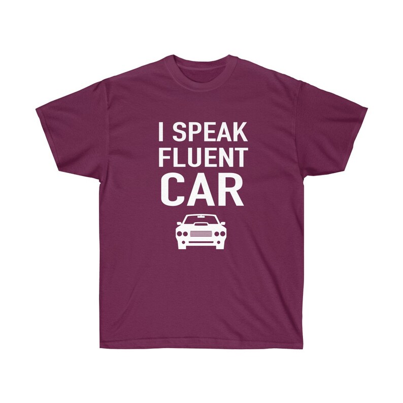 K&ouml;nnte beinhalten: Burgunderfarbenes T-Shirt mit dem wei&szlig;en Text "I Speak Fluent Car" und einer wei&szlig;en Autografik. Das Shirt hat einen Rundhalsausschnitt und ist einfarbig.
