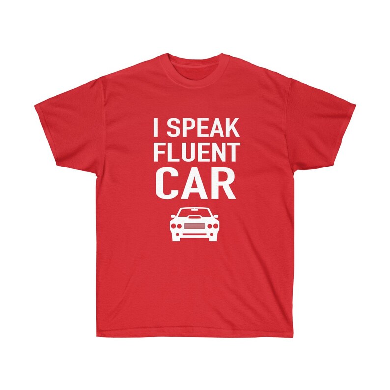 K&ouml;nnte beinhalten: Ein rotes T-Shirt mit dem wei&szlig;en Text "I Speak Fluent Car" und einer wei&szlig;en Autografik. Das T-Shirt ist einfarbig und hat einen Rundhalsausschnitt.