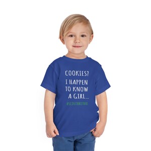 Maglietta per bambini piccoli con scritta "Fratello delle Girl Scout", biscotti? Conosco una ragazza immagine 9