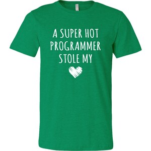 Pu&ograve; includere: Una maglietta verde con testo bianco che dice "Un programmatore super sexy mi ha rubato il cuore".