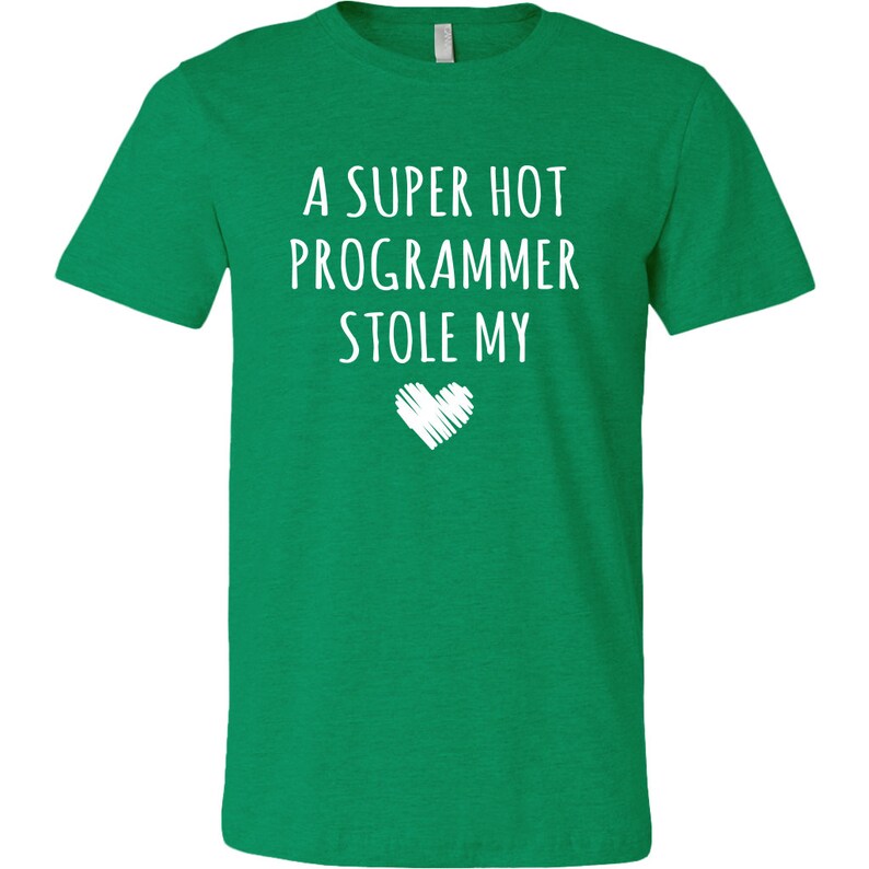 Pu&ograve; includere: Una maglietta verde con testo bianco che dice "Un programmatore super sexy mi ha rubato il cuore".