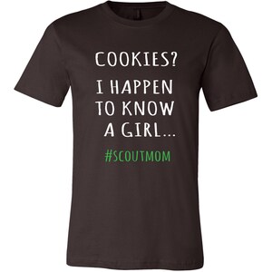 Koekjes? T-shirt I Happen To Know A Girl - shirt padvinder moeder, shirt koekjesdealer, shirt koekjesdeal, seizoen koekje, T-shirt scout moeder afbeelding 3