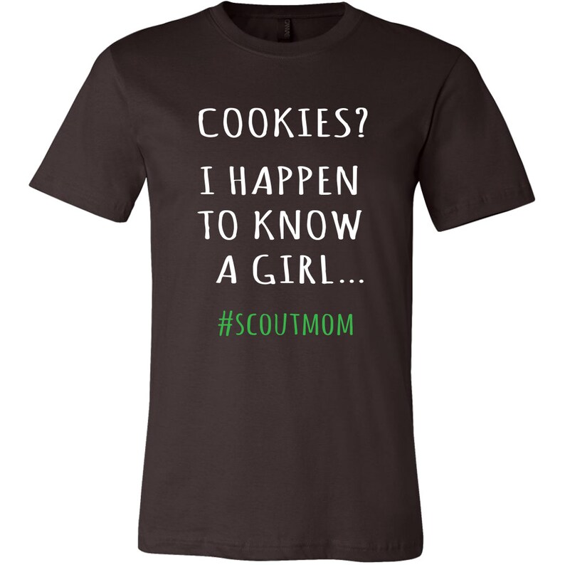 Koekjes? T-shirt I Happen To Know A Girl - shirt padvinder moeder, shirt koekjesdealer, shirt koekjesdeal, seizoen koekje, T-shirt scout moeder afbeelding 3
