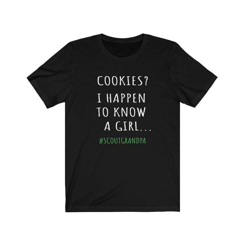 Puede incluir: Camiseta negra con texto blanco que dice "COOKIES? I HAPPEN TO KNOW A GIRL... #SCOUTGRANDPA".