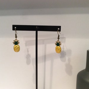 Ref. 15 – Ohrringe aus bronzefarbenem Metall und emaillierter Ananas-Anhänger.