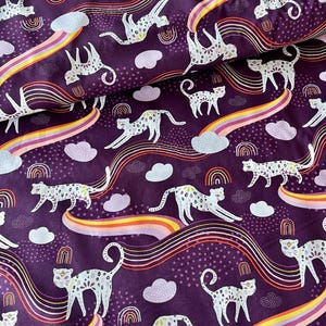 Tela de algodón Art Gallery, estampado de gato arcoíris morado, Kushikuru for Angles de Jessica Swift, de AGF Studios, cortada a medida, algodón para acolchado