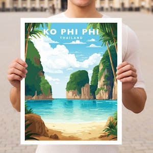 Może przedstawiać: Winietyczny plakat podróżniczy przedstawiający malowniczy widok Ko Phi Phi w Tajlandii. Plakat przedstawia turkusową lagunę otoczoną bujnymi zielonymi klifami i palmami. Tekst "KO PHI PHI THAILAND" jest wyświetlany na górze plakatu.