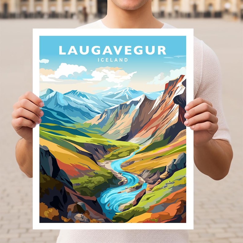 K&ouml;nnte beinhalten: Eine farbenfrohe Illustration einer Bergkette in Island mit einem Fluss, der sich durch das Tal schl&auml;ngelt. Der Text "Laugavegur Iceland" befindet sich oben im Bild.