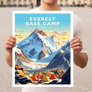 Puede incluir: Una ilustración colorida del Monte Everest con un campamento base al pie de la montaña. El texto "EVEREST BASE CAMP NEPAL" está en la parte superior de la imagen.