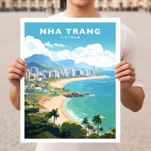 Op de afbeelding: Een kleurrijke illustratie van Nha Trang, Vietnam, met een strand met palmbomen, een skyline van de stad en bergen op de achtergrond. De tekst "NHA TRANG VIETNAM" staat bovenaan de afbeelding.