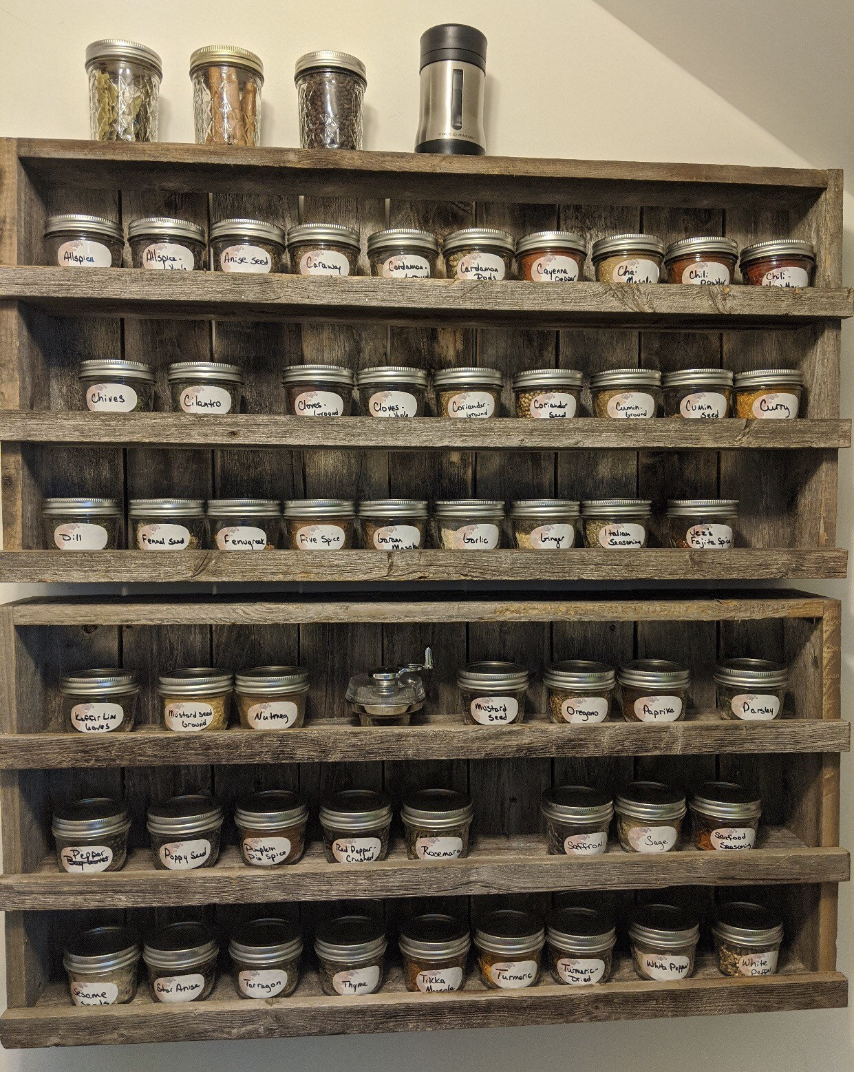 Rustic Spice Rack with Custom Labeled Jars -  España