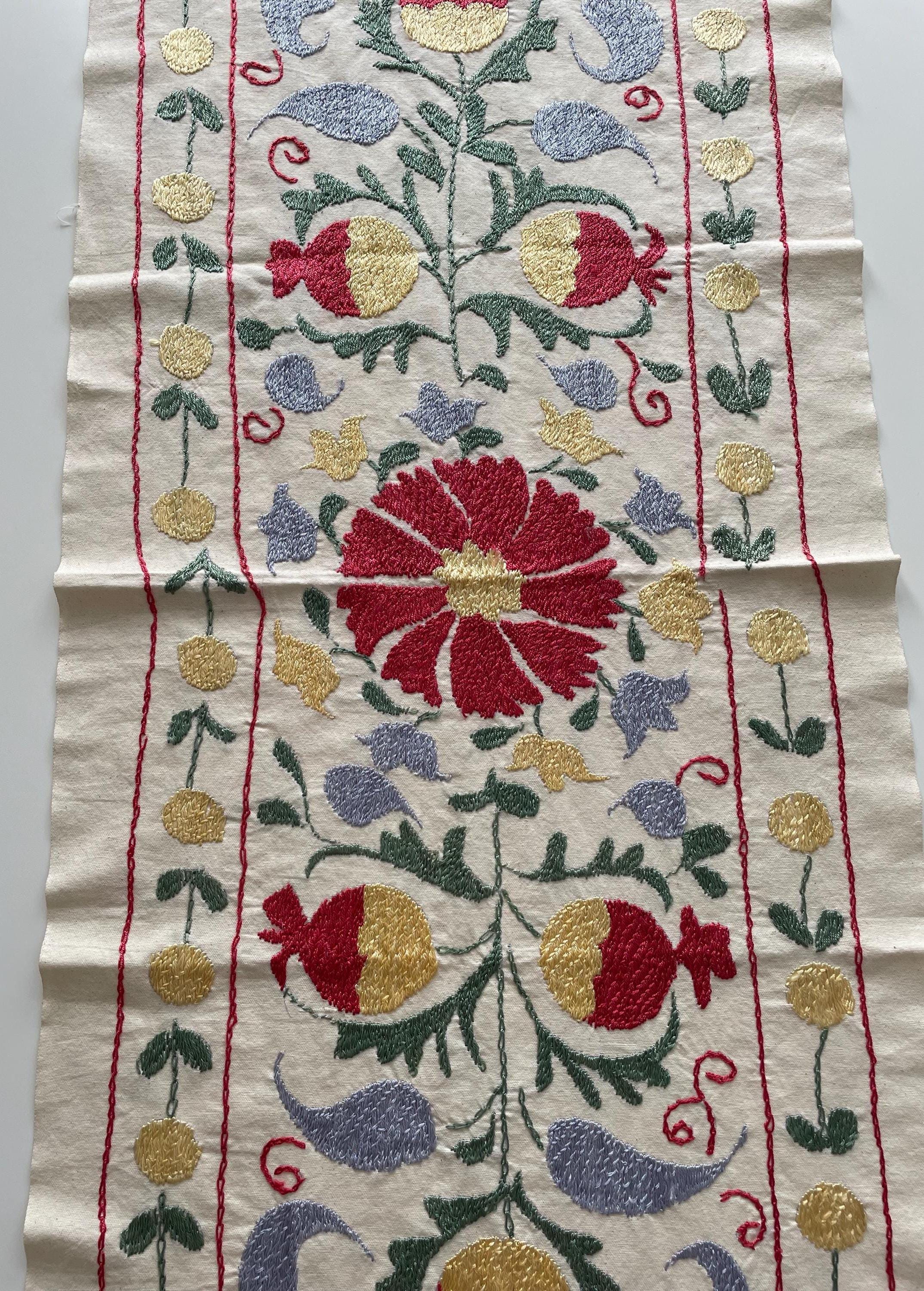 花柄スザニテーブルランナー：手刺繍コットン、ウズベキスタン - Etsy 日本