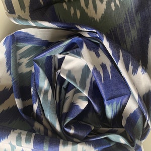 Puede incluir: Tela ikat azul y blanca con un patr&oacute;n de espiral. La tela es suave y sedosa.