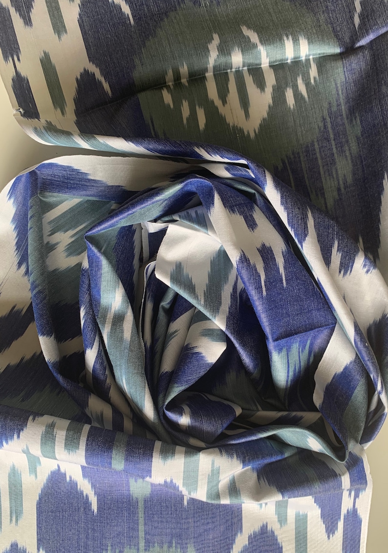 Puede incluir: Tela ikat azul y blanca con un patr&oacute;n de espiral. La tela es suave y sedosa.