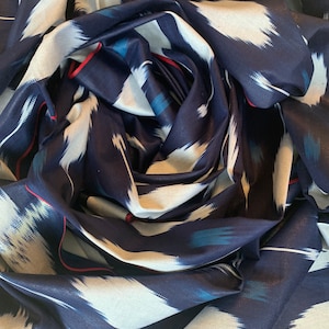 Tela de algodón IKAT por metro: estampado azul marino y blanco