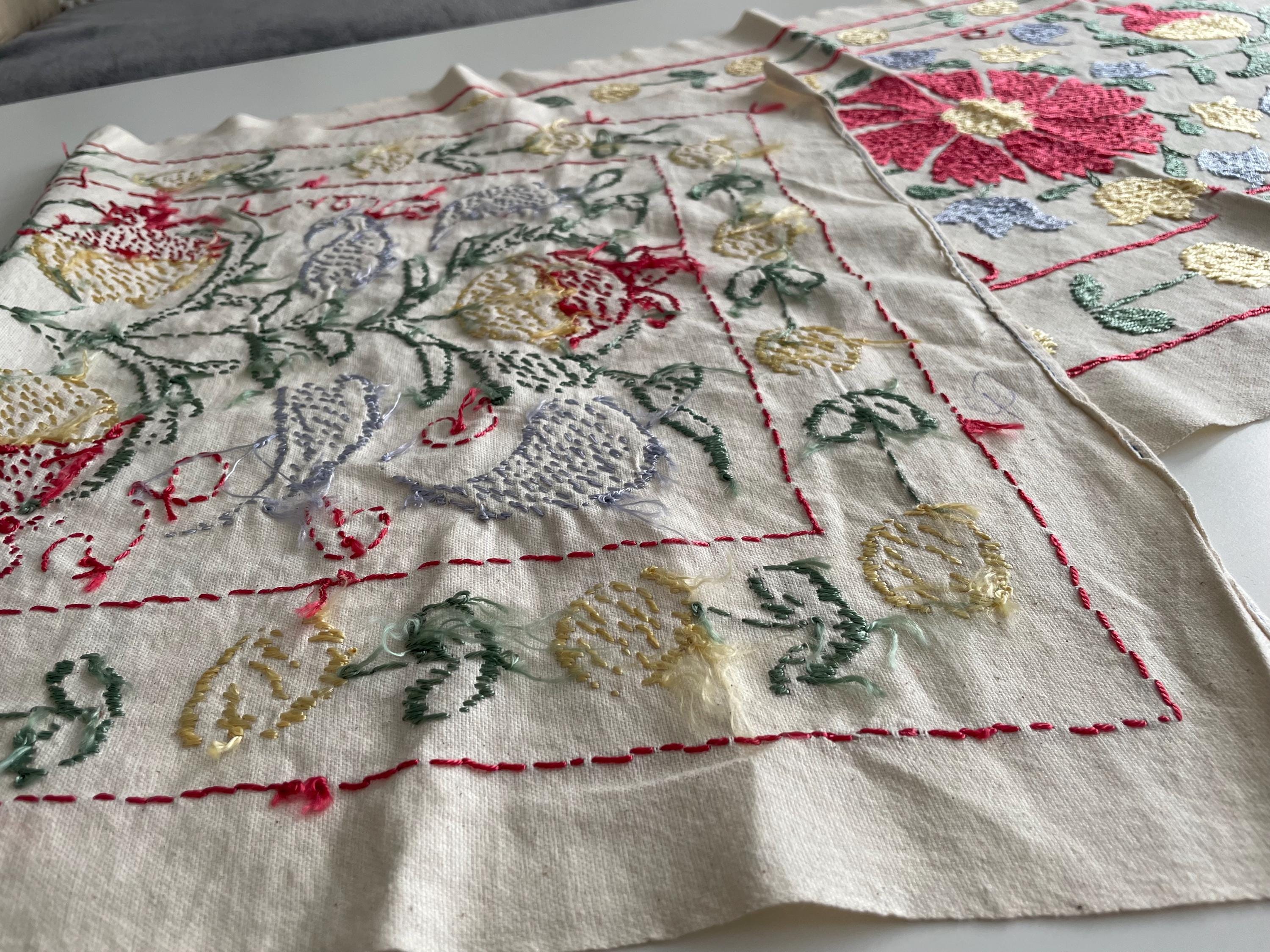 花柄スザニテーブルランナー：手刺繍コットン、ウズベキスタン - Etsy 日本