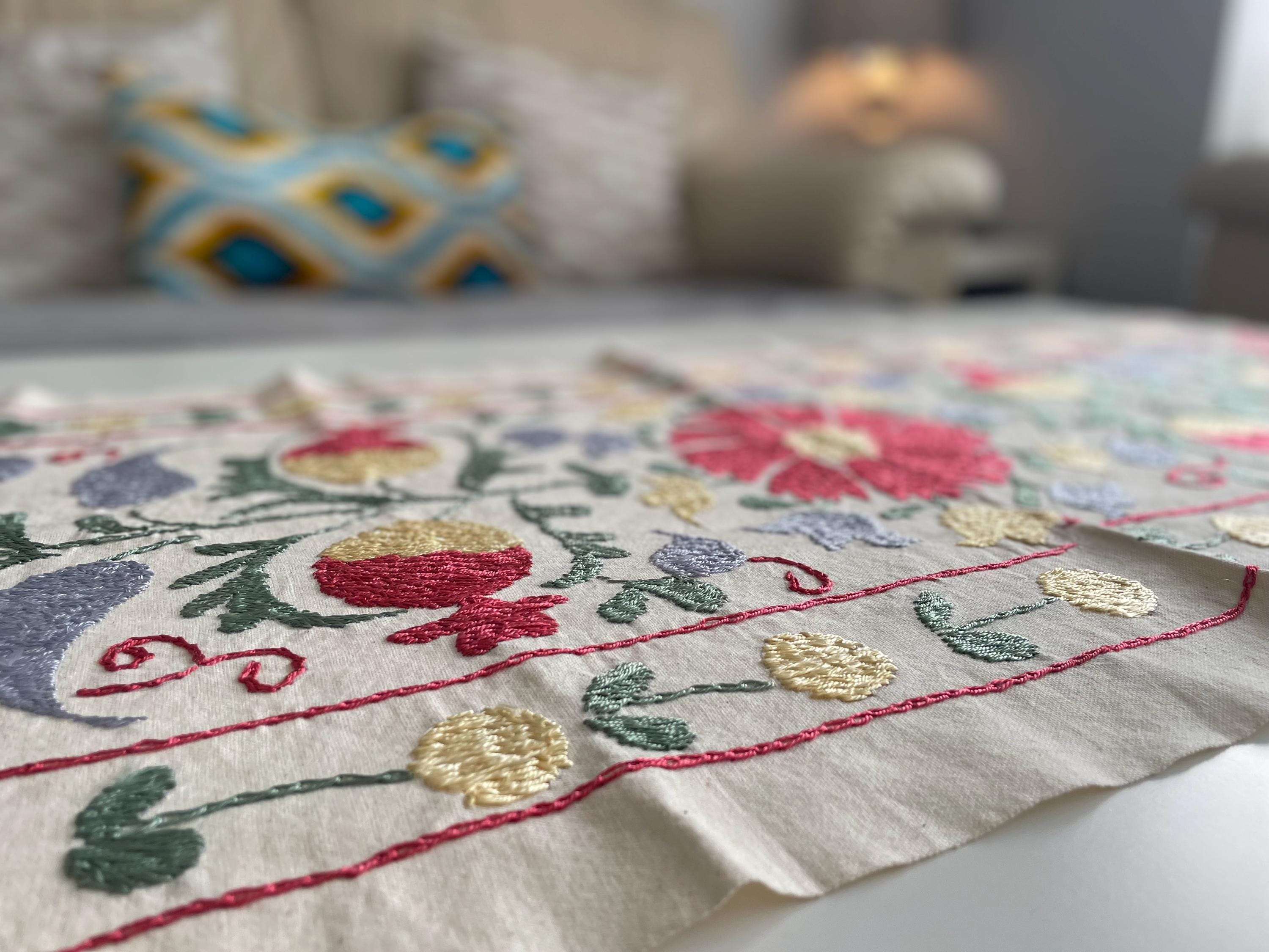 花柄スザニテーブルランナー：手刺繍コットン、ウズベキスタン - Etsy 日本
