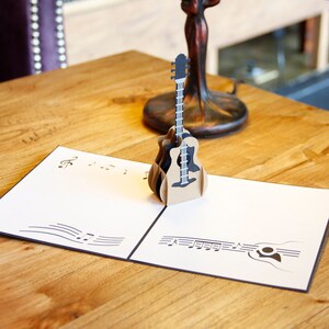 Biglietto pop-up 3D fatto a mano per chitarra acustica
