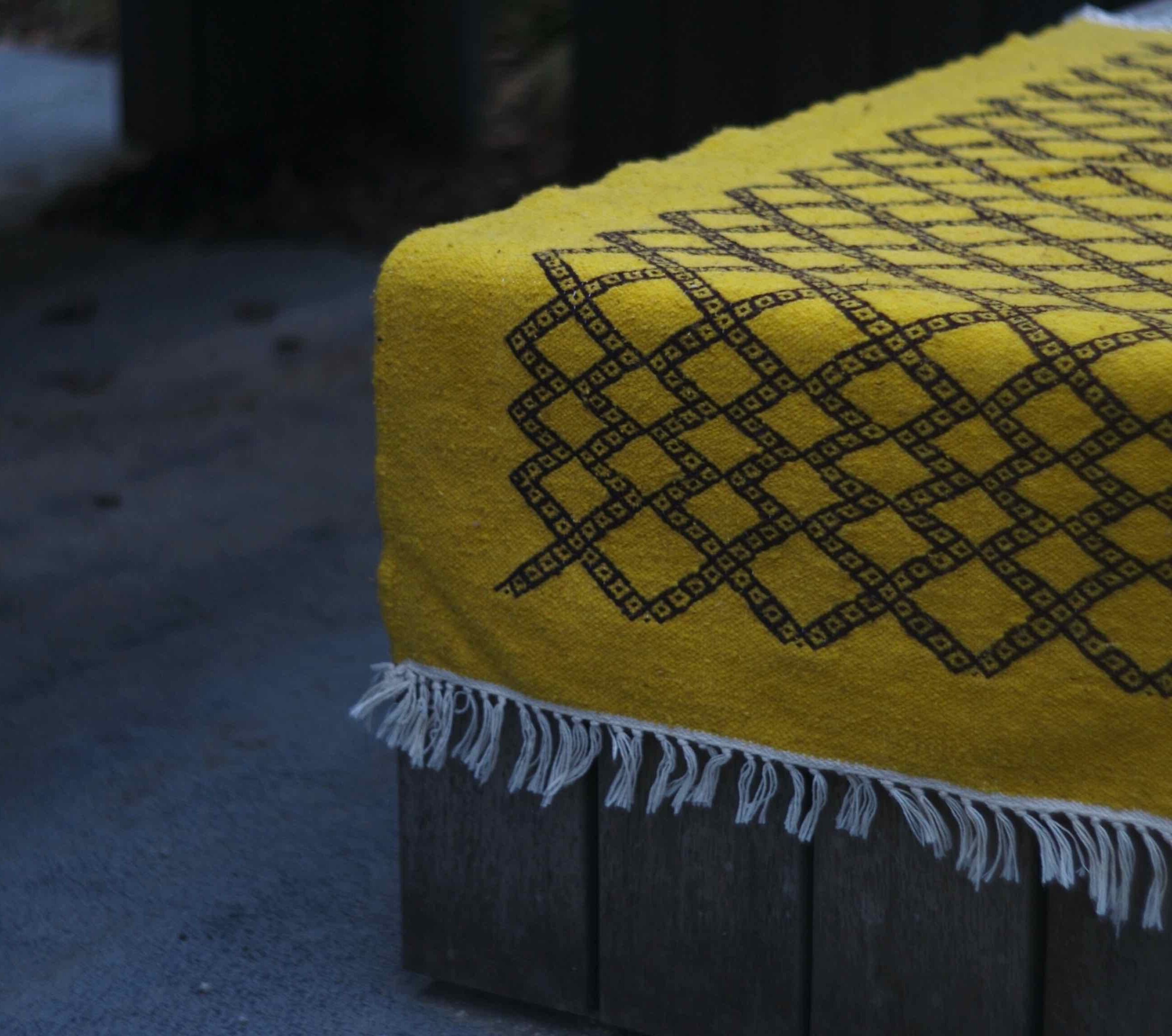 Petit Tapis Kilim Berbère Pour Chambre Enfant //Chambre Bébé // Descente de Lit Jaune Moutarde en La