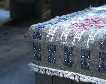 Destockage de petit tapis berbère descente de lit en laine tissé à la main