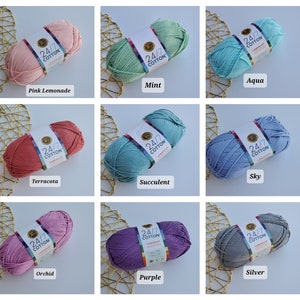 K&ouml;nnte beinhalten: Neun Kn&auml;uel Lion Brand 24/7 Baumwollgarn in verschiedenen Farben, darunter Pink Lemonade, Mint, Aqua, Terracotta, Succulent, Sky, Orchid, Purple und Silver. Jedes Kn&auml;uel ist mit dem Markennamen und der Farbe versehen.