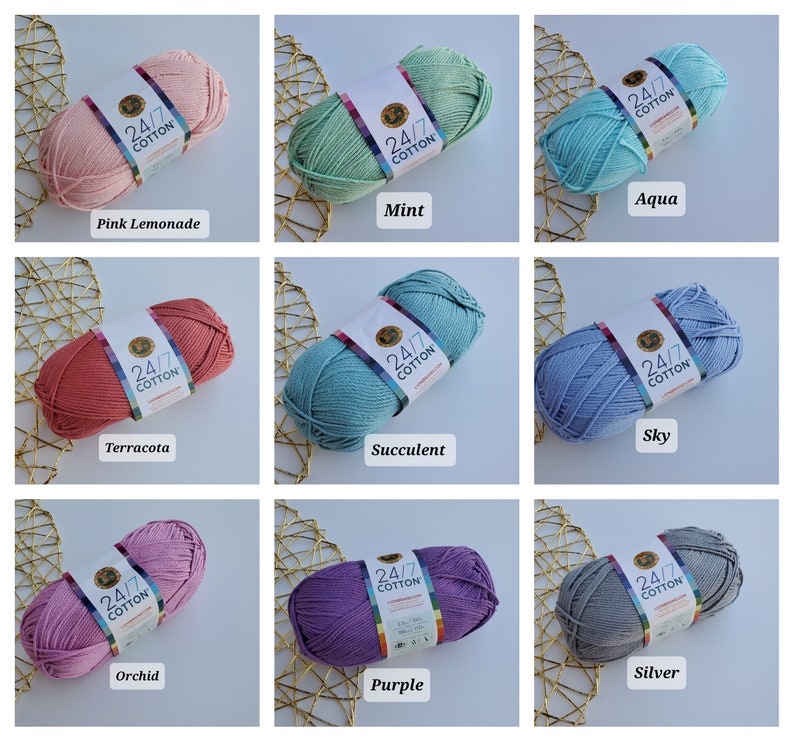 K&ouml;nnte beinhalten: Neun Kn&auml;uel Lion Brand 24/7 Baumwollgarn in verschiedenen Farben, darunter Pink Lemonade, Mint, Aqua, Terracotta, Succulent, Sky, Orchid, Purple und Silver. Jedes Kn&auml;uel ist mit dem Markennamen und der Farbe versehen.