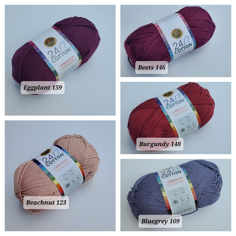 K&ouml;nnte beinhalten: F&uuml;nf Kn&auml;uel Lion Brand 24/7 Baumwollgarn in verschiedenen Farben. Farben sind Eggplant 159, Beets 146, Burgundy 148, Beachnut 123 und Bluegrey 109. Jedes Kn&auml;uel hat ein Etikett mit Markennamen und Farbinformationen.