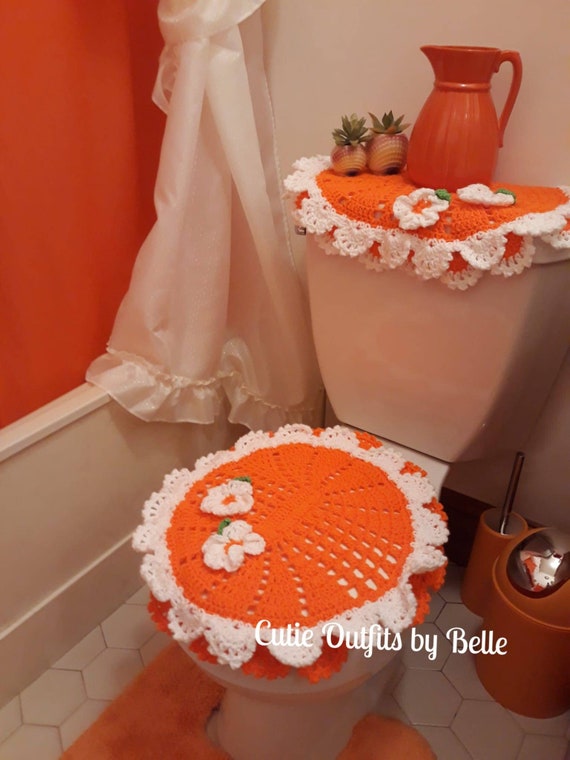 手作りかぎ針編みのトイレカバーセット：オレンジ色の花柄のバスルーム 
