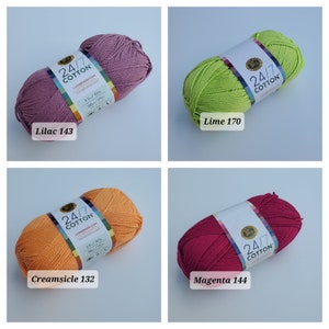 K&ouml;nnte beinhalten: Vier Kn&auml;uel Lion Brand 24/7 Baumwollgarn in den Farben Lilac 143, Lime 170, Creamsicle 132 und Magenta 144. Jedes Kn&auml;uel hat ein Etikett mit dem Markennamen und den Garndetails. Das Garn ist fest zu einer Kugel gewickelt.