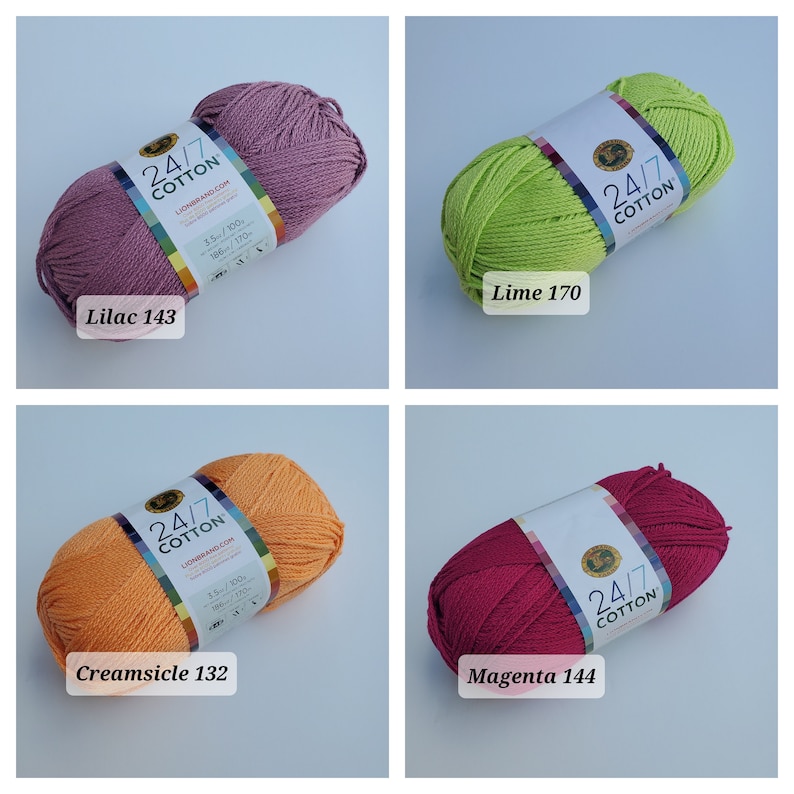 K&ouml;nnte beinhalten: Vier Kn&auml;uel Lion Brand 24/7 Baumwollgarn in den Farben Lilac 143, Lime 170, Creamsicle 132 und Magenta 144. Jedes Kn&auml;uel hat ein Etikett mit dem Markennamen und den Garndetails. Das Garn ist fest zu einer Kugel gewickelt.