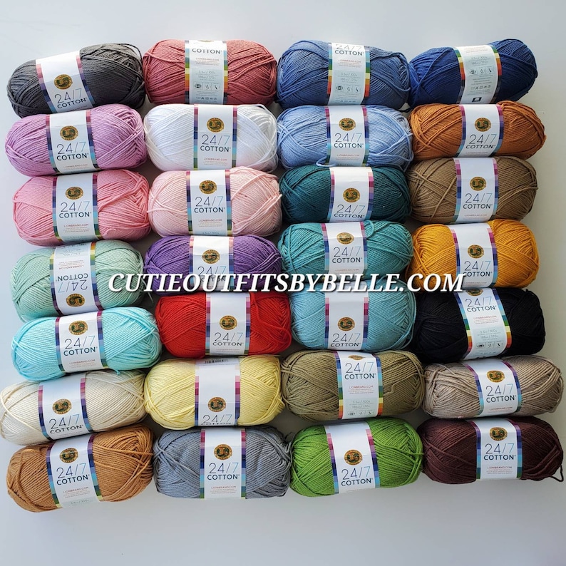 K&ouml;nnte beinhalten: Eine Sammlung bunter Garnkn&auml;uel, jeweils mit der Aufschrift "24/7 Cotton". Die Kn&auml;uel sind in ordentlichen Reihen angeordnet und zeigen eine Vielzahl von Farbt&ouml;nen, darunter Rosa, Blau, Gr&uuml;n, Gelb und Braun. Die Website "cutieoutfitsbybelle.com" ist sichtbar.