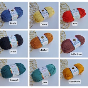 K&ouml;nnte beinhalten: Neun Str&auml;nge 24/7 Baumwollgarn in verschiedenen Farben, darunter Denim, Zitrone, Rot, Schwarz, Bernstein, Kaffeebohnen, Libelle, Jade und Goldrute. Jeder Strang ist mit dem Markennamen und der Farbe beschriftet.