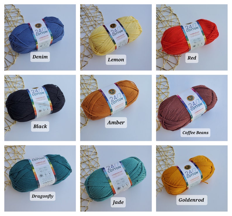 K&ouml;nnte beinhalten: Neun Str&auml;nge 24/7 Baumwollgarn in verschiedenen Farben, darunter Denim, Zitrone, Rot, Schwarz, Bernstein, Kaffeebohnen, Libelle, Jade und Goldrute. Jeder Strang ist mit dem Markennamen und der Farbe beschriftet.