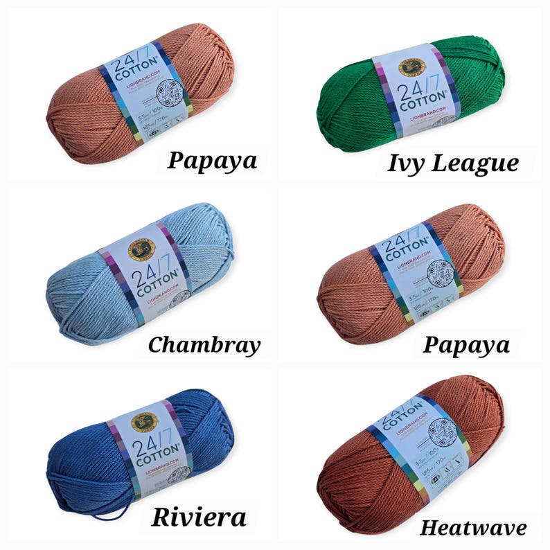 K&ouml;nnte beinhalten: Sechs Kn&auml;uel Lion Brand 24/7 Baumwollgarn in verschiedenen Farben, darunter Papaya, Ivy League, Chambray, Riviera und Heatwave. Jedes Kn&auml;uel hat ein Etikett mit Markennamen und Produktdetails. Das Garn eignet sich zum Stricken und H&auml;keln.