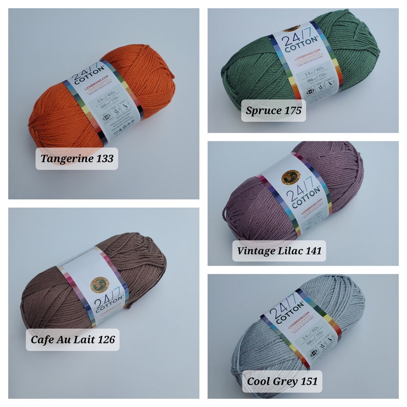 K&ouml;nnte beinhalten: F&uuml;nf Kn&auml;uel Lion Brand 24/7 Baumwollgarn in verschiedenen Farben. Farben sind Tangerine 133, Spruce 175, Vintage Lilac 141, Cafe Au Lait 126 und Cool Grey 151. Jedes Kn&auml;uel hat ein Etikett mit Markennamen und Farbinformationen.