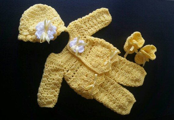 yellow coming home outfit