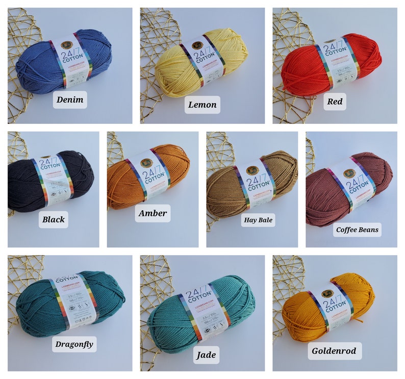 K&ouml;nnte beinhalten: Eine Auswahl von neun Kn&auml;ueln 24/7 Cotton-Garn in verschiedenen Farben, darunter Denim, Zitrone, Rot, Schwarz, Bernstein, Heuballen, Kaffeebohnen, Libelle, Jade und Goldrute. Jedes Kn&auml;uel ist mit seinem Farbnamen beschriftet.