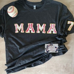 Estampa de beisebol Mama com número na manga Patch de letra/Letra Chenille/Letra de esportes universitários - Camiseta