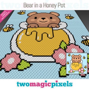 Op de afbeelding: Een pixel art haakpatroon met een bruine beer in een gele honingpot met druipende honing. De beer wordt omringd door roze bloemen en groene bladeren op een lichtblauwe achtergrond. Er zijn ook kleine gele bijen die rondvliegen.