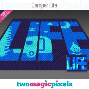 Könnte beinhalten: Ein blau-türkisfarbenes Häkeldesign mit den Worten "Camper Life". Das Wort "LIFE" ist in großen Buchstaben geschrieben, mit Camping-Motiven in jedem Buchstaben, darunter ein Wohnwagen, ein Lagerfeuer und Sterne. Eine kleinere Version des Designs befindet sich in der unteren rechten Ecke.