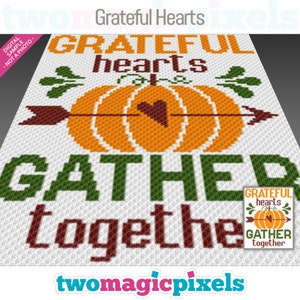 Op de afbeelding: Een haakpatroon met een pompoen met een hart en een pijl, met de tekst "GRATEFUL hearts GATHER together".